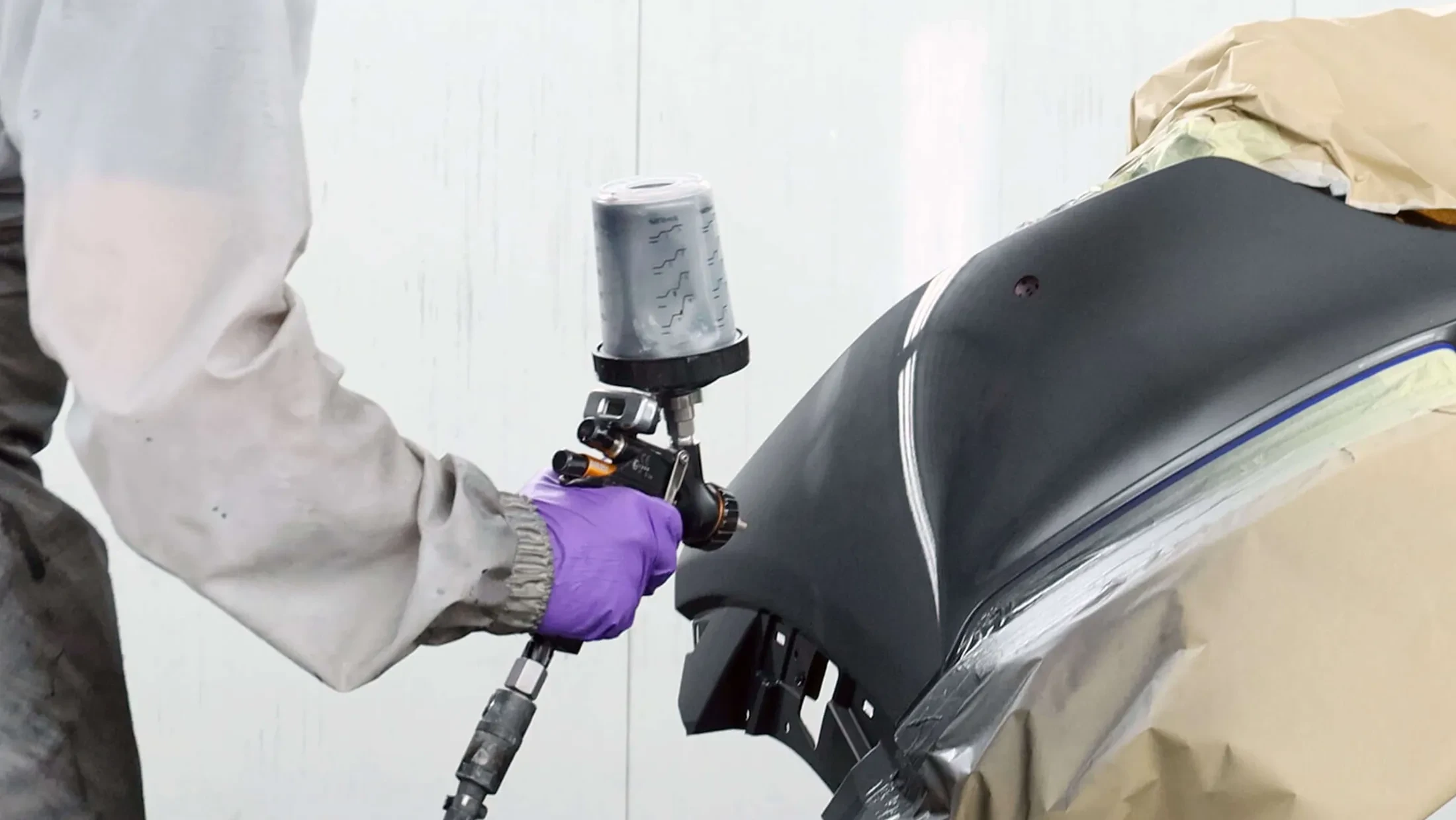 WerkenbijAutoHaarhuis_0001_spuiten schadeherstel