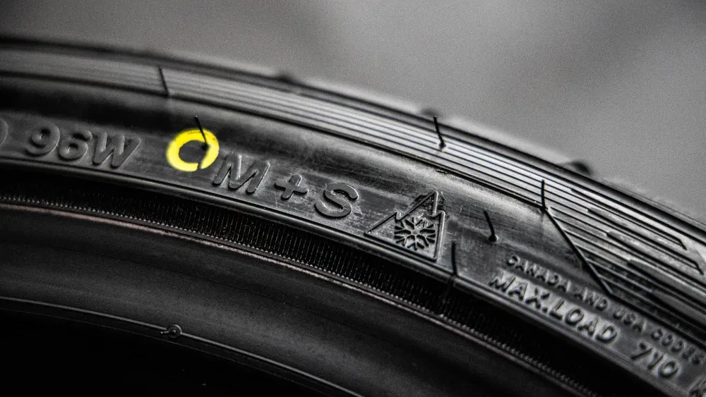 banden met sneeuwlogo